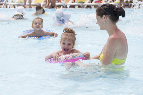 chidren having fun a public pool